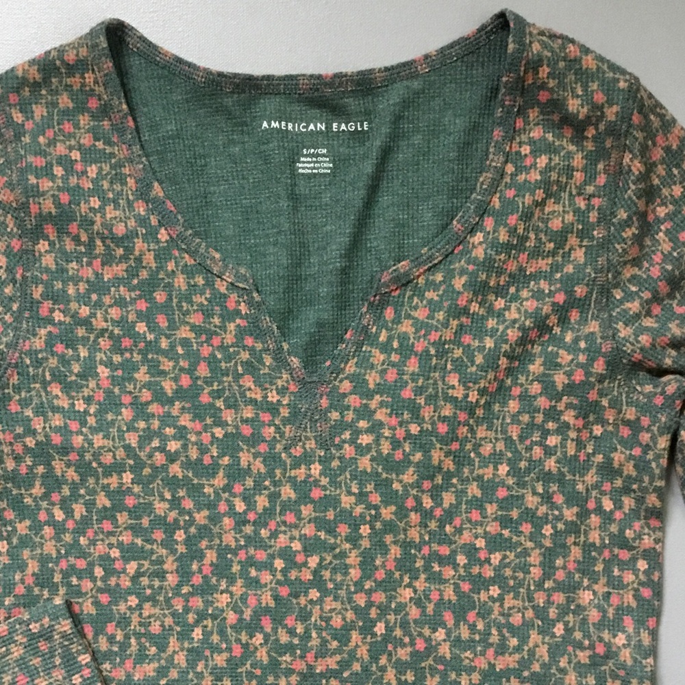 American Eagle Forest Green Floral V-Neck Top - Picture 3 of 4